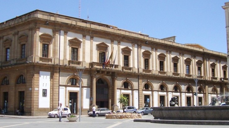 12. Caltanissetta - Piazza Garibaldi e Palazzo di Citta crop