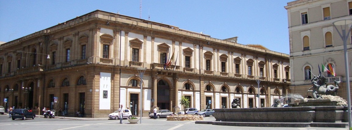 12. Caltanissetta - Piazza Garibaldi e Palazzo di Citta crop